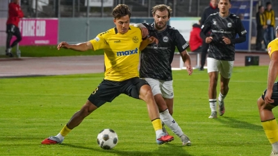 Patrick Scheder (links), hier im Heimspiel gegen Wacker Burghausen, scheiterte in Vilzing bei zwei Bayreuther Großchancen. (Foto: sd)
