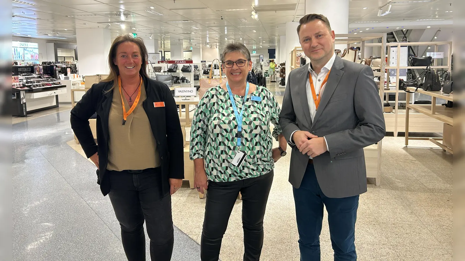 Galeria feierte Neueröffnung: v.l. Melanie Liewald, Gudrun Kubing und Galeria-Geschäftsführer Roman Kasimir.  (Foto: jm)