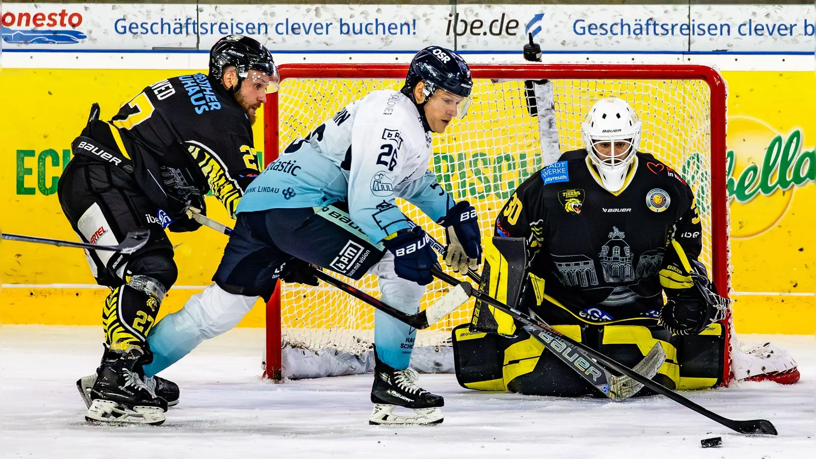 Goalie Maximilian Meier (auf unserem Archivbild im Heimspiel gegen Lindau) hatte mit den effizienten Lindauer Stürmern zu kämpfen. (Foto: Archiv/Dirk Ellmer)
