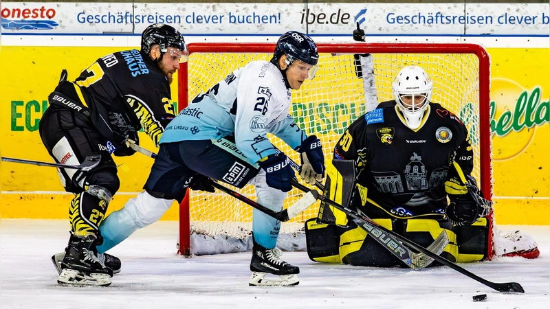 Goalie Maximilian Meier (auf unserem Archivbild im Heimspiel gegen Lindau) hatte mit den effizienten Lindauer Stürmern zu kämpfen. (Foto: Archiv/Dirk Ellmer)