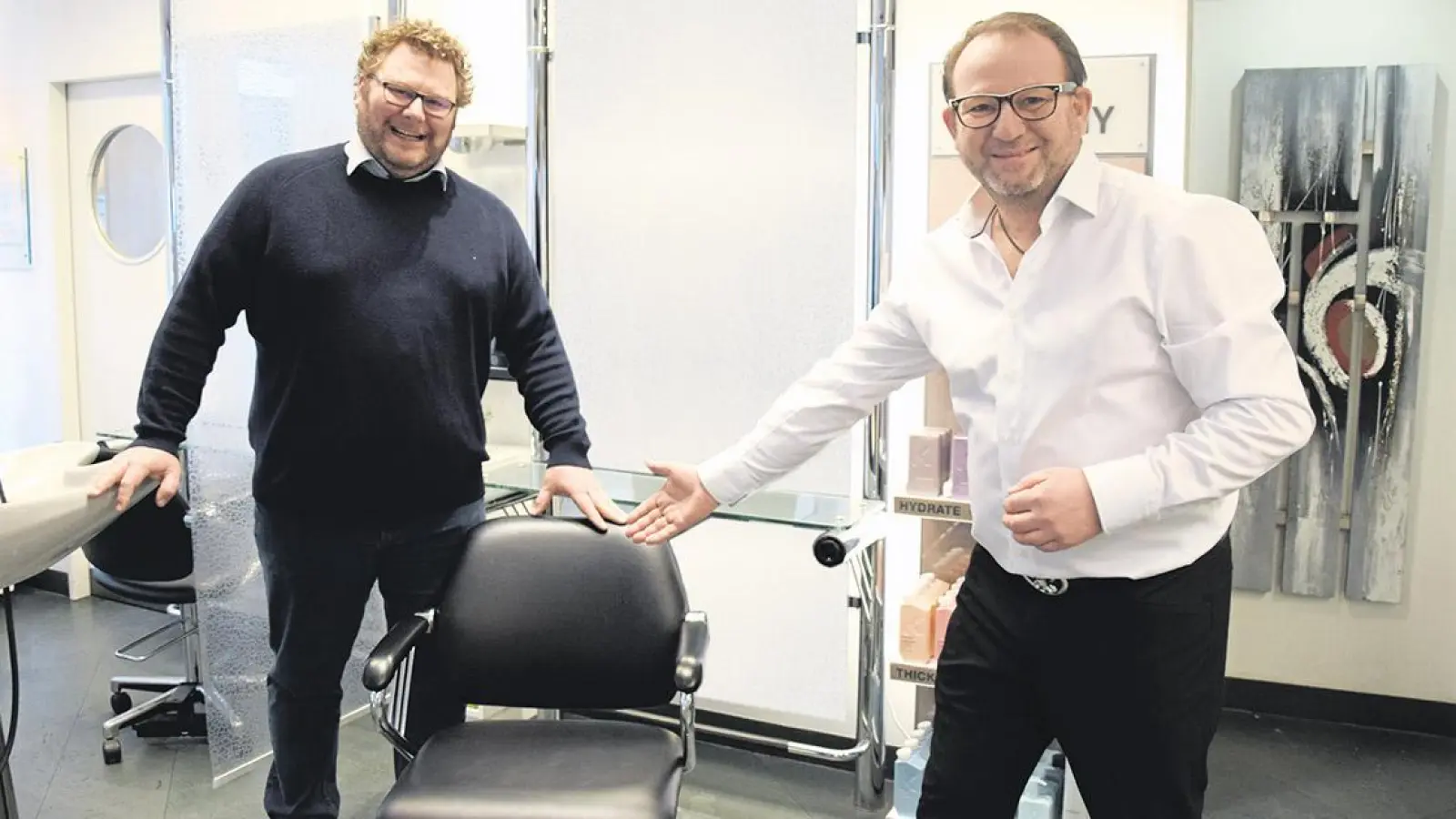 Montagmorgen – 8 Uhr: Michael Hopf wird der Erste auf dem Friseurstuhl bei Andreas Nuissl sein. Denn er hat den Termin bei Ebay ersteigert. Für das Foto wurden die Masken kurz abgenommen. (Foto: Jessica Mohr)