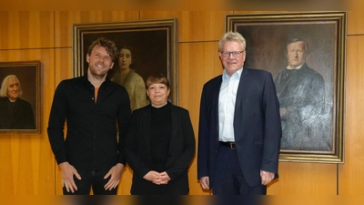 Sie freuen sich auf ein gelungenes Jubiläumsjahr „150 Jahre Bayreuther Festspiele“: Oberbürgermeister Thomas Ebersberger, Kulturreferentin Eva Christina Bär und Projektleiter Florian André Unterburger.  (Foto: Stadt Bayreuth )