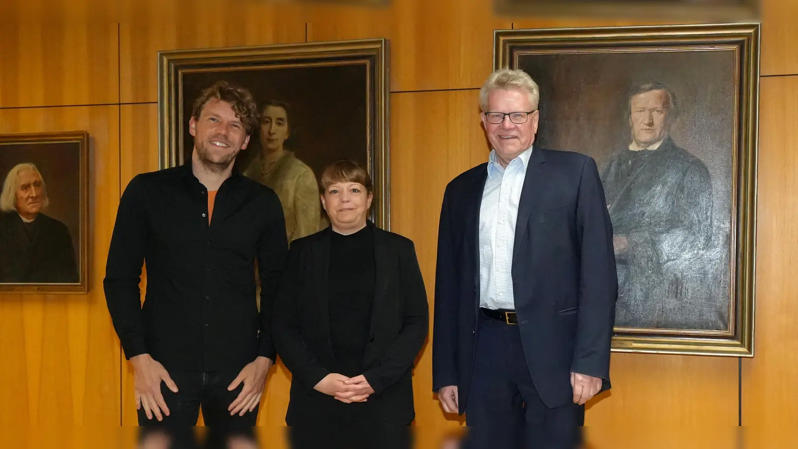 Sie freuen sich auf ein gelungenes Jubiläumsjahr „150 Jahre Bayreuther Festspiele“: Oberbürgermeister Thomas Ebersberger, Kulturreferentin Eva Christina Bär und Projektleiter Florian André Unterburger.  (Foto: Stadt Bayreuth )