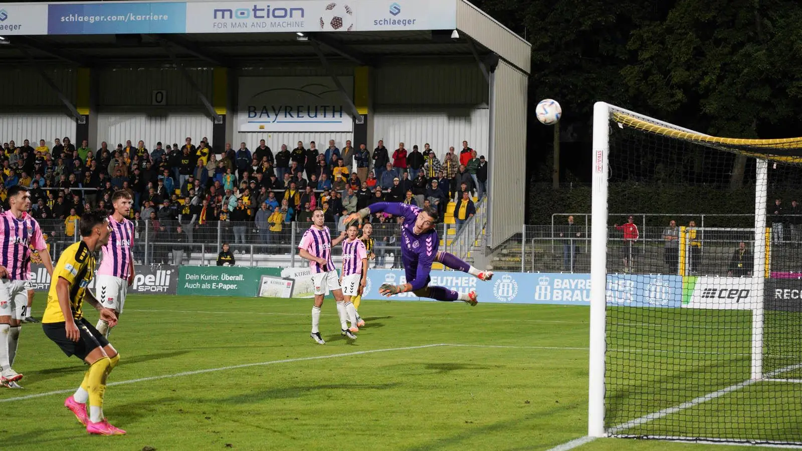 Heimspiel am Dienstagabend bei Flutlicht. (Foto: Dörfler)