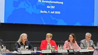 Bei der Kuratoriumssitzung (von links): IRZ-Vizepräsidentin Ramona Pisal, Parlamentarische Staatssekretärin Anette Kramme, IRZ-Hauptgeschäftsführerin Alexandra Albrecht und IRZ-Geschäftsführer Stefan Hülshörster.  (Foto: red)