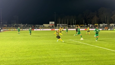 Hart umkämpft war die Flutlichtpartie zwischen der Altstadt und der U23 des FC Augsburg. (Foto: sd)