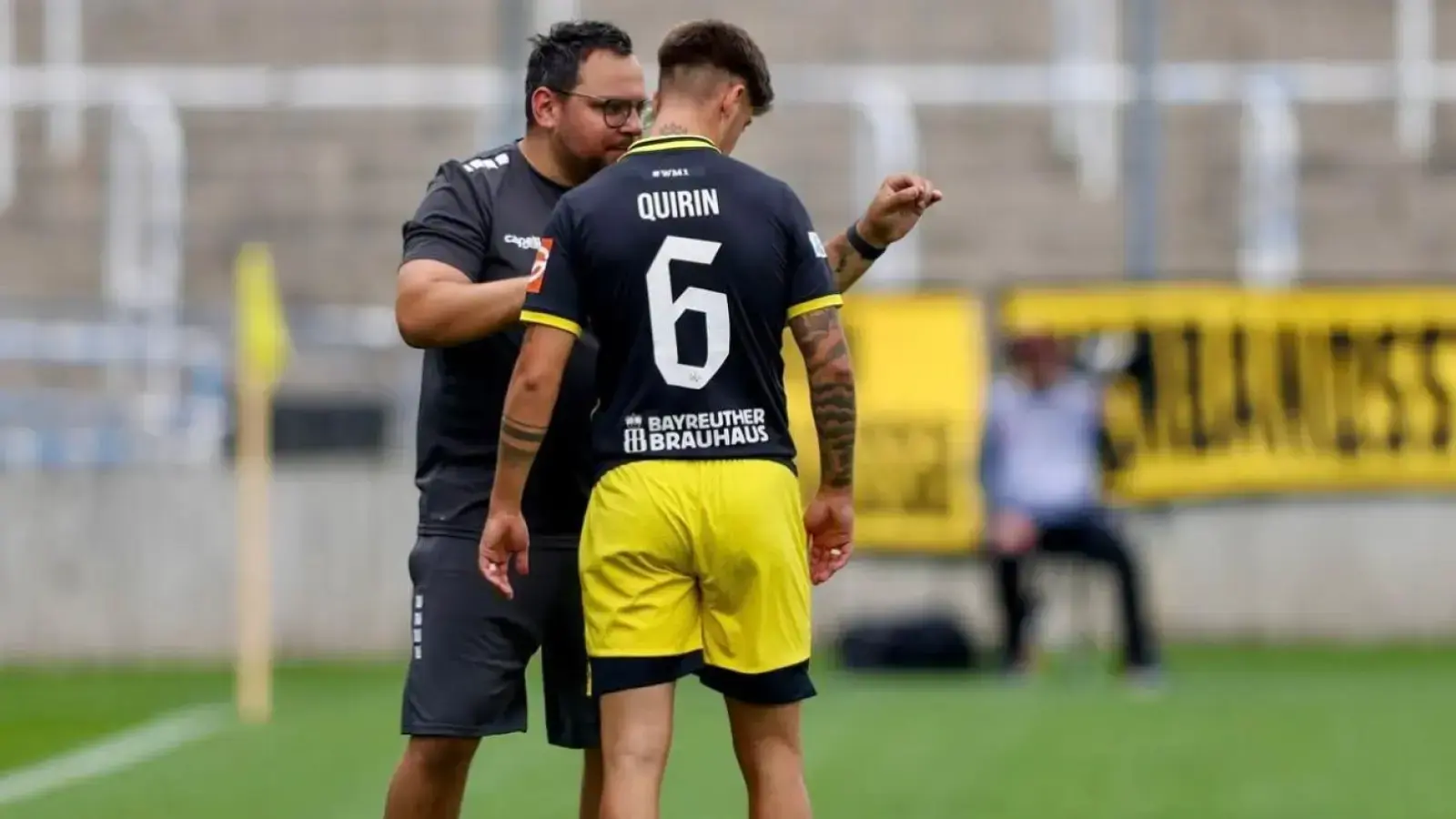 Neben Co-Trainer Sebastian Köhler und Teammanager Sebastian Lattermann bleibt jetzt auch Torwarttrainer Fabian Kolb (links, hier im Gespräch mit Spieler Lukas Quirin) Teil des Bayreuther Trainerteams in der kommenden Regionalliga-Spielzeit 2026/27. (Foto: SpVgg Bayreuth/Michael Ott)