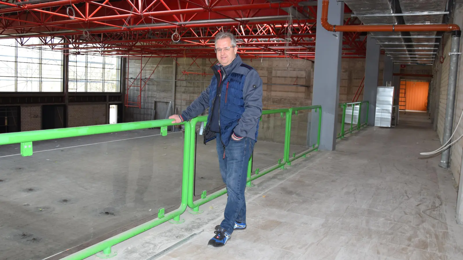 Creußener Turnhalle: Sieht mitunter wüst aus, aber die Sanierung schreitet voran. Bürgermeister und Schulverbandsvorsitzender Martin Dannhäuser auf der Empore. (Foto: Lenkeit)