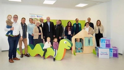 Platz für zwei neue Kindergarten- und eine Krippengruppe bietet die Erweiterung der evangelischen Kindertagesstätte in der Hammerstatt. Jetzt hat sie Oberbürgermeister Thomas Ebersberger (Mitte) gemeinsam mit Verantwortlichen der Diakonie, des Bau- und des Sozialreferats der Stadt eingeweiht.  (Foto: Stadt Bayreuth)