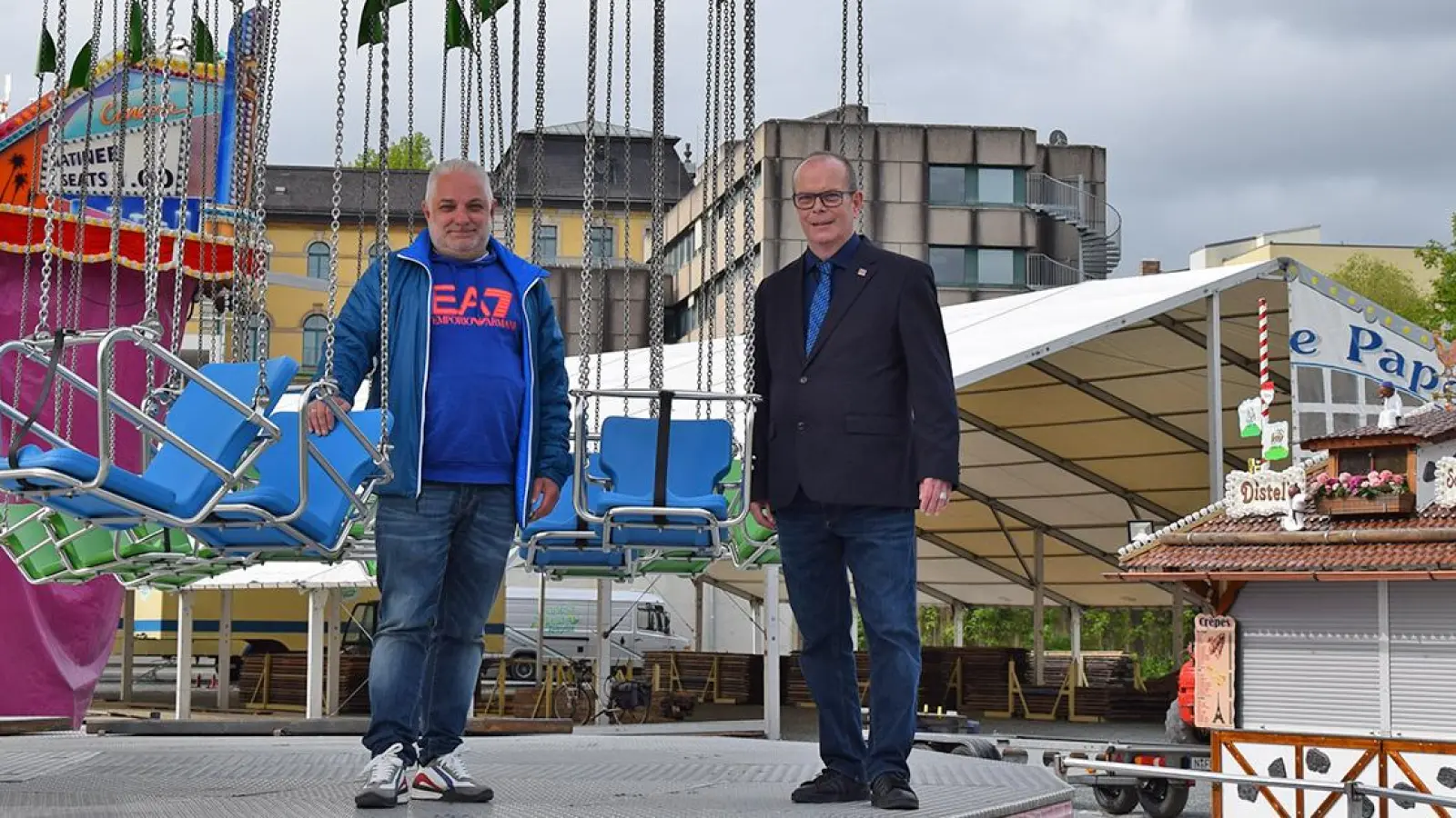 V.l.: Marc Ermer und Verkehrsdirektor Jan Kempgens von der BMTG blicken dem Volksfest entgegen. (Foto: inBayreuth.de)