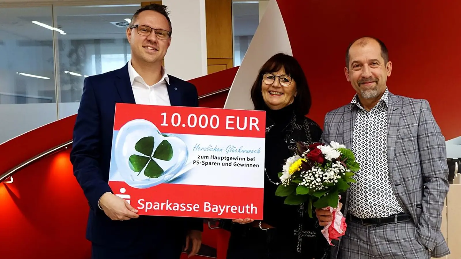 Armin Markhof (links) und Martin Henkel (rechts) übergeben Ute Nehring den Gewinn. (Foto: red)