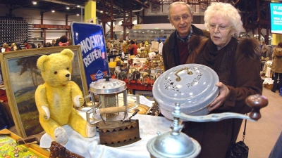 11.2.2006 Chemnitz, Chemnitz-Arena. „Nachtflohmarkt”. Die gesamte Halle verwandelte sich in ein riesiges Trödelparadies. Erika (67) und Karl-Heinz Weber (66) finden Hausrat aus vergangenen Zeiten.  (Foto: Heinz Patzig)