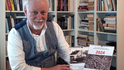 Andreas Bürmann, 1. Vorsitzender der Siedlergemeinschaft Bayreuth-Birken mit dem Kalenderblatt für März 2024. Es zeigt die Bebauung um das Schloß Birken mit den damaligen Wirtschaftgebäuden. (Foto: red)