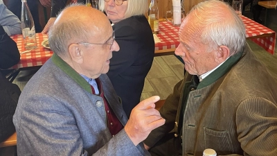 Altlandrat Dr. Klaus-Günter Dietel (rechts) im Gespräch mit seinem langjährigen Weggefährten und Stellvertreter Manfred Thümmler beim Pegnitzer „Wirtschaftsflinderer”. (Foto: Redaktion [gmu] (g.munzert@inbayreuth.de, gmu))