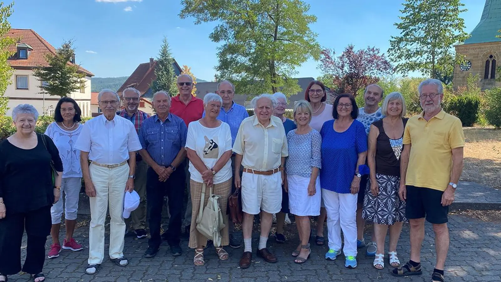 Der neugewählte Vorstand der AG 6oplus Oberfranken: (v.l.n.r.): Astrid von Waldenfels, Heidi Schunk, Wolfgang Schumann, Edgar Dunst, Dieter Oguntke, Heinz Kaiser, Brigitte und Peter Jakobi, Vorsitzender Rudolf Peterhänsel, Wilmya Zimmermann, Edith Marr, Vorsitzende Lona Hagen, Kitty Weiß, Bernd Herzig, Christa Müller-Wilfing und Klaus Müller. Es fehlt Peter Paul Wetscherek. (Foto: red)
