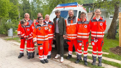 Die Einsatzkräfte mit dem Ersten Bürgermeister der Stadt Pegnitz  (Foto: BRK Bayreuth)