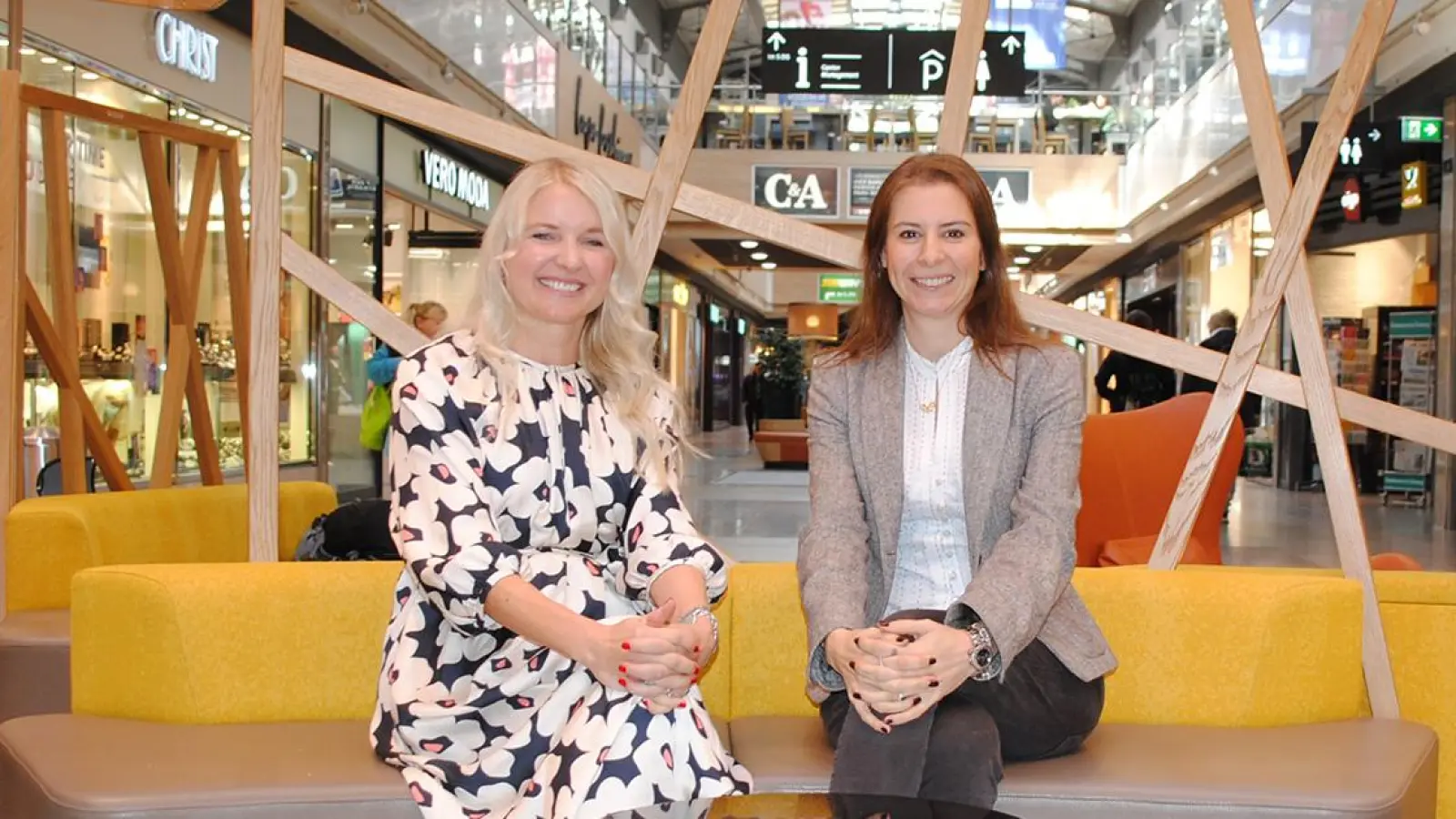 Scheidende und neue Center-Managerin: Isabel Belka (li.) und Melissa Esin (re.). (Foto: Lenkeit)