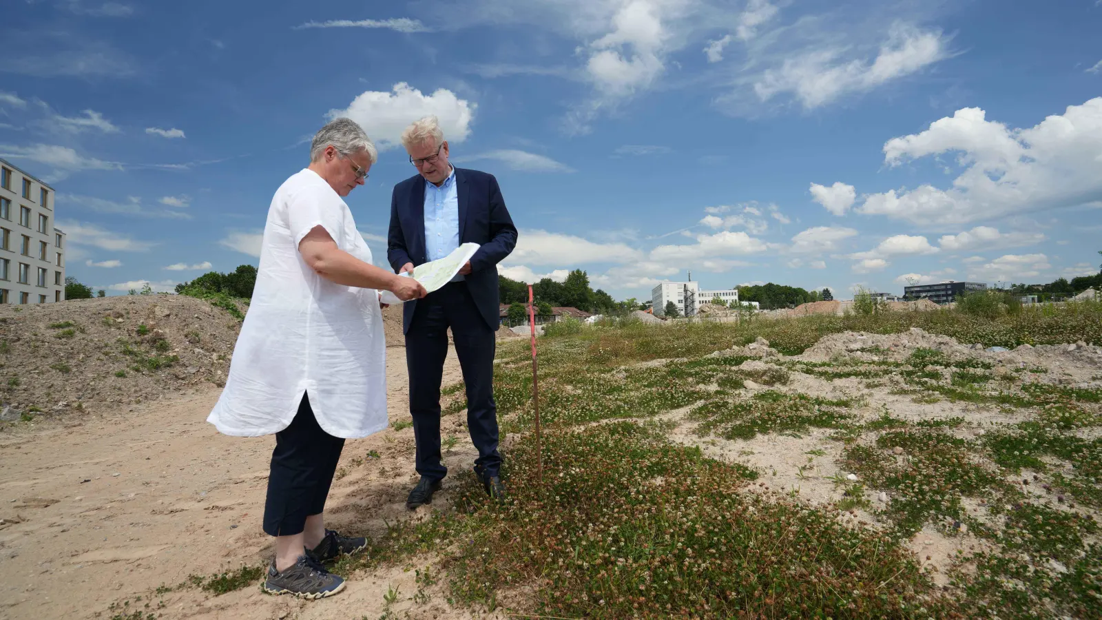 Die Arbeiten am künftigen Naherholungsgebiet Tappertaue gehen zügig voran. Davon konnten sich Oberbürgermeister Thomas Ebersberger und Projektleiterin Annegret Läkamp ein Bild machen. (Foto: Stadt Bayreuth )