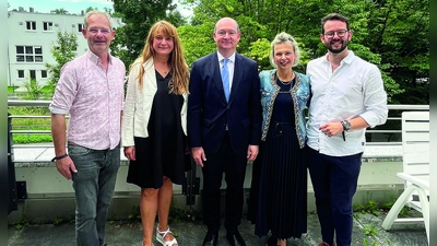 Stadtrat Franz-Peter Wild, Erste Vorsitzende Deutsch-Rumänische Gesellschaft Mavie Schäfer, rumänischer Gesandter Michael Fernbach, stellvertretende Vorsitzende Alina Theil und Dr. Andreas Zippel, Zweiter Bürgermeister der Stadt Bayreuth. 							  (Foto: red )