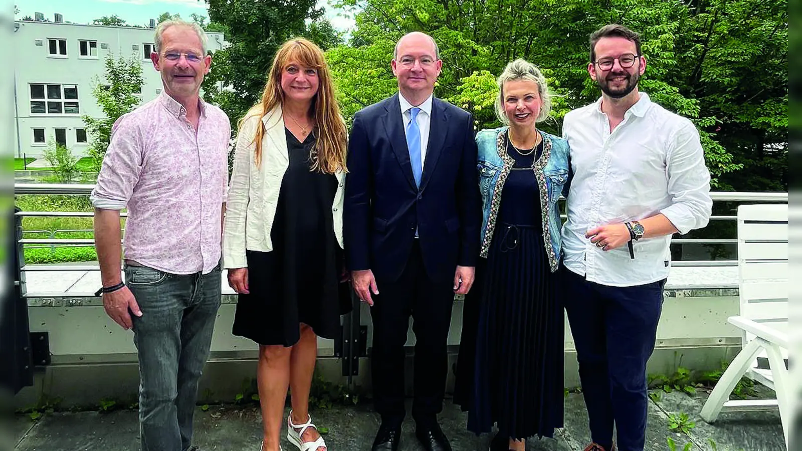 Stadtrat Franz-Peter Wild, Erste Vorsitzende Deutsch-Rumänische Gesellschaft Mavie Schäfer, rumänischer Gesandter Michael Fernbach, stellvertretende Vorsitzende Alina Theil und Dr. Andreas Zippel, Zweiter Bürgermeister der Stadt Bayreuth. 							  (Foto: red )