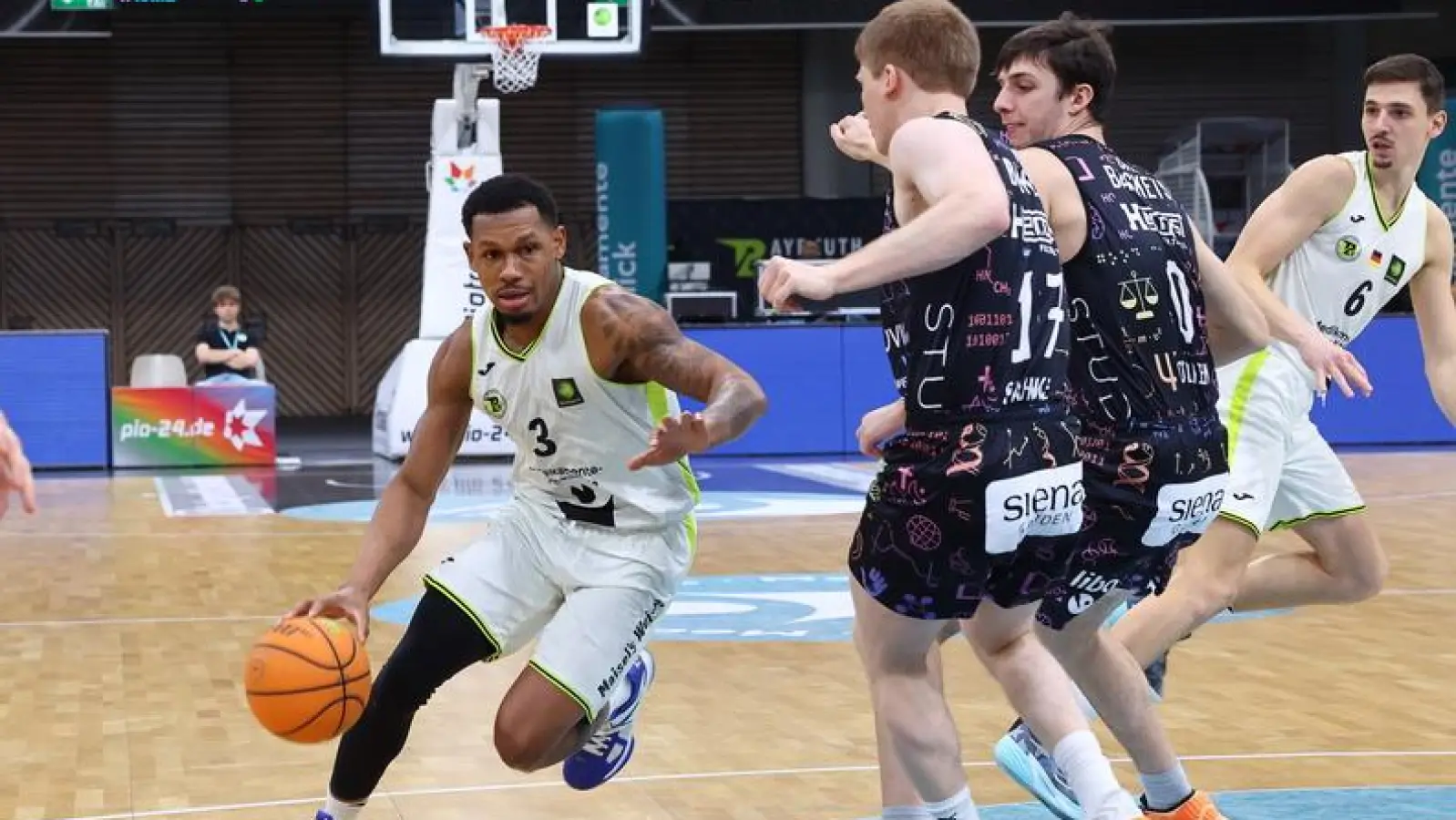 Auf die Leistungsträger wie Rayshawn Mart (am Ball, links, hier im Spiel gegen Münster) und Moritz Plescher (rechts) wird es in Kirchheim besonders ankommen, um den Knights Paroli bieten zu können.<br> (Foto: BBC Bayreuth/Peter Kolb)