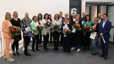 von links: Elke Zienert, Nicole Müller, Christine Lösch, Helmut Scheidig, Marion Persau, Andrea Söhnlein, Ingrid Perschon, Claudia Friedl, Marion Zeußel, Klaus Wolf, Brigitta Brütting, Barbara Roß, Daniel Haberkorn, Isabella Ringler, Roland Retsch, Christine Wettengel, Felicitas Korhammer, Marco Seiferth und Werner Krempl, Vorsitzender der Geschäftsführung (Foto: Deutsche Rentenversicherung Nordbayern)