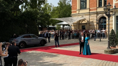 Die ersten Gäste sind bereits vorgefahren.  (Foto: sd )