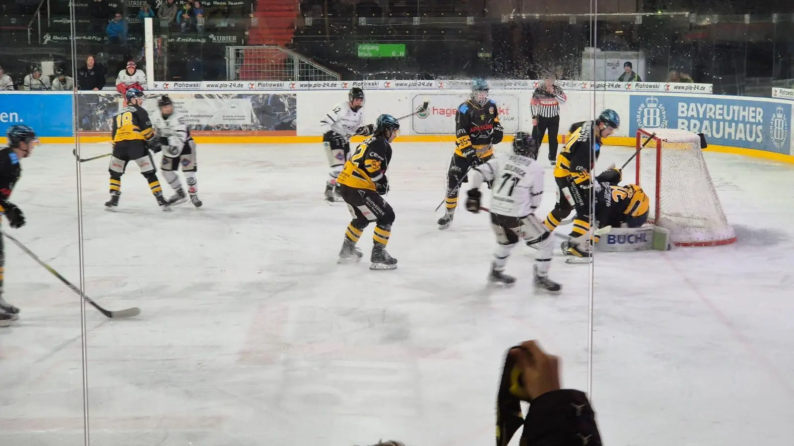 Die bunt zusammengewürfelte Truppe der Tigers wehrte sich nach besten Möglichkeiten gegen die EHF Passau Black Hawks. (Foto: Denise Preiss)