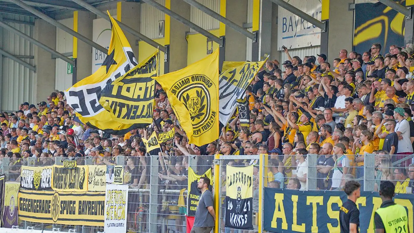 Bayreuth-Fans im „Biest”. Viele werden nicht mit nach München fahren. (Foto: Stefan Dörfler)