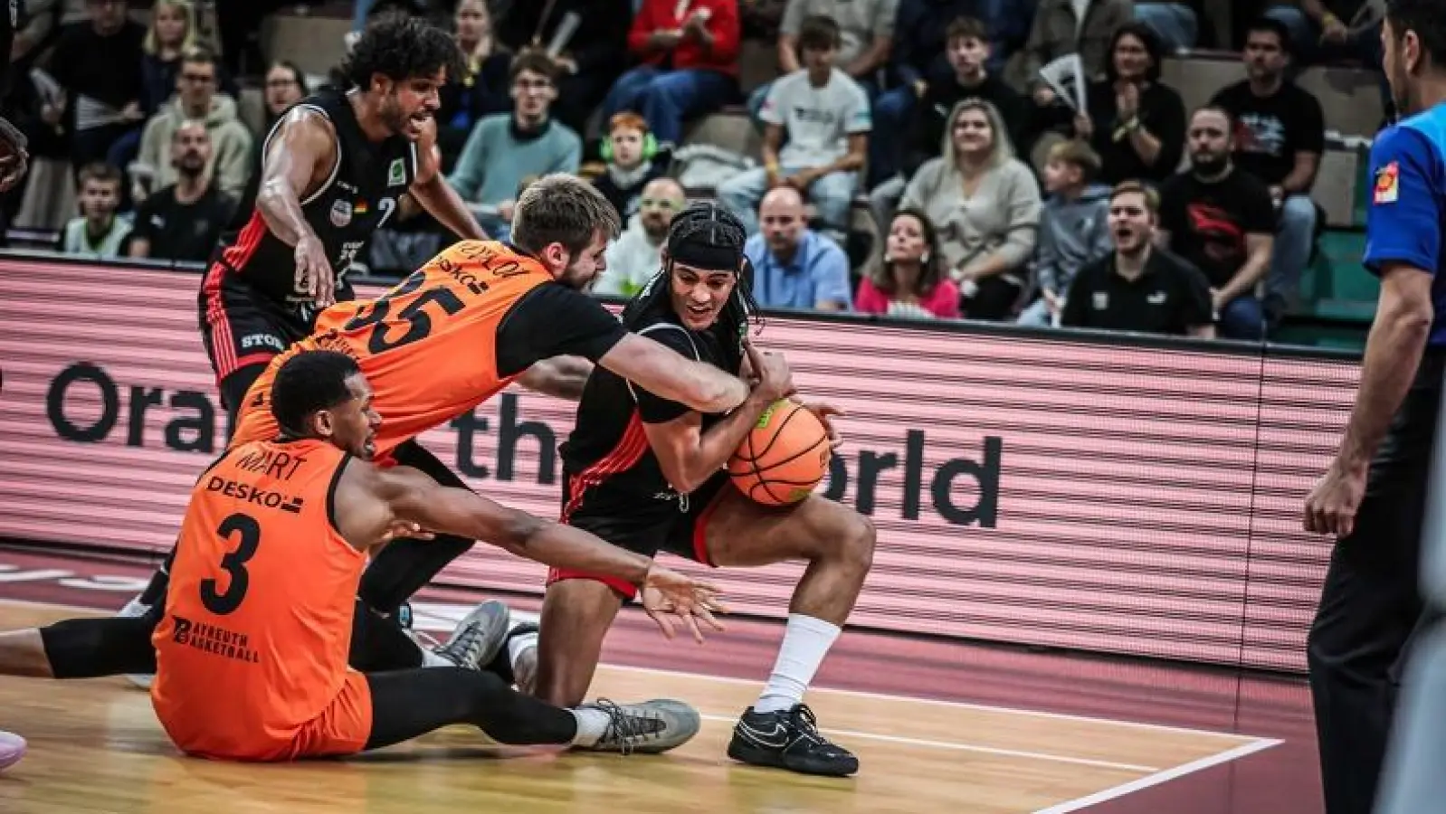 Hart umkämpft waren in der vergangenen Saison die Duelle zwischen Bayreuth und Wolmirstedt (Bild). In der neuen Saison 2026/27 werden den SBB Börde Baskets Wolmirstedt als Sanktion aus einem Nachlizenzierungsverfahren vier Punkte abgezogen.  (Foto: Thorsten Ochs)