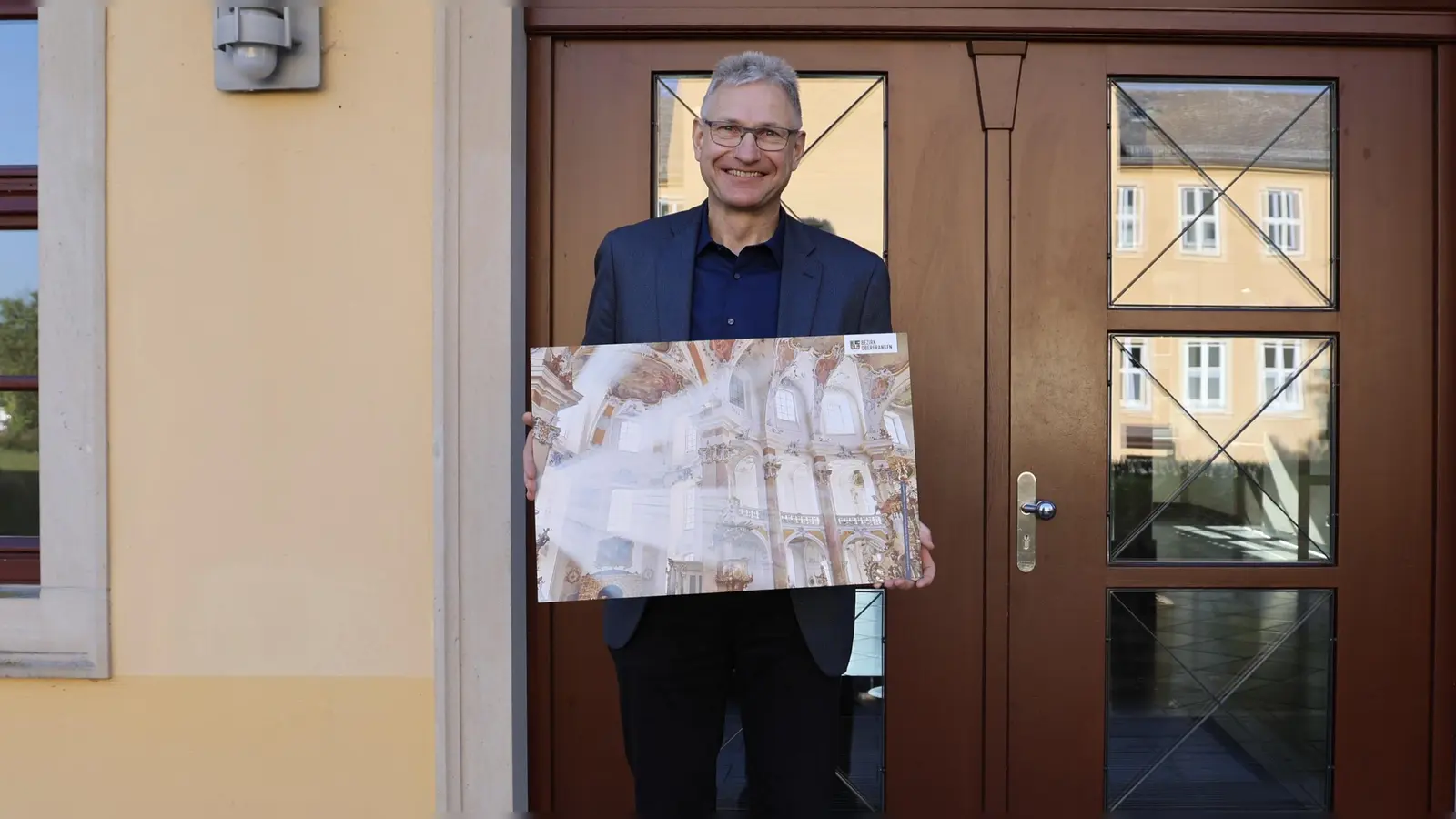 Clemens Grünbeck aus Lichtenfels - Schney zeigt seinen besonderen „Lichtblick in der Basilika Vierzehnheiligen“ (Foto: Bezirk Oberfranken)