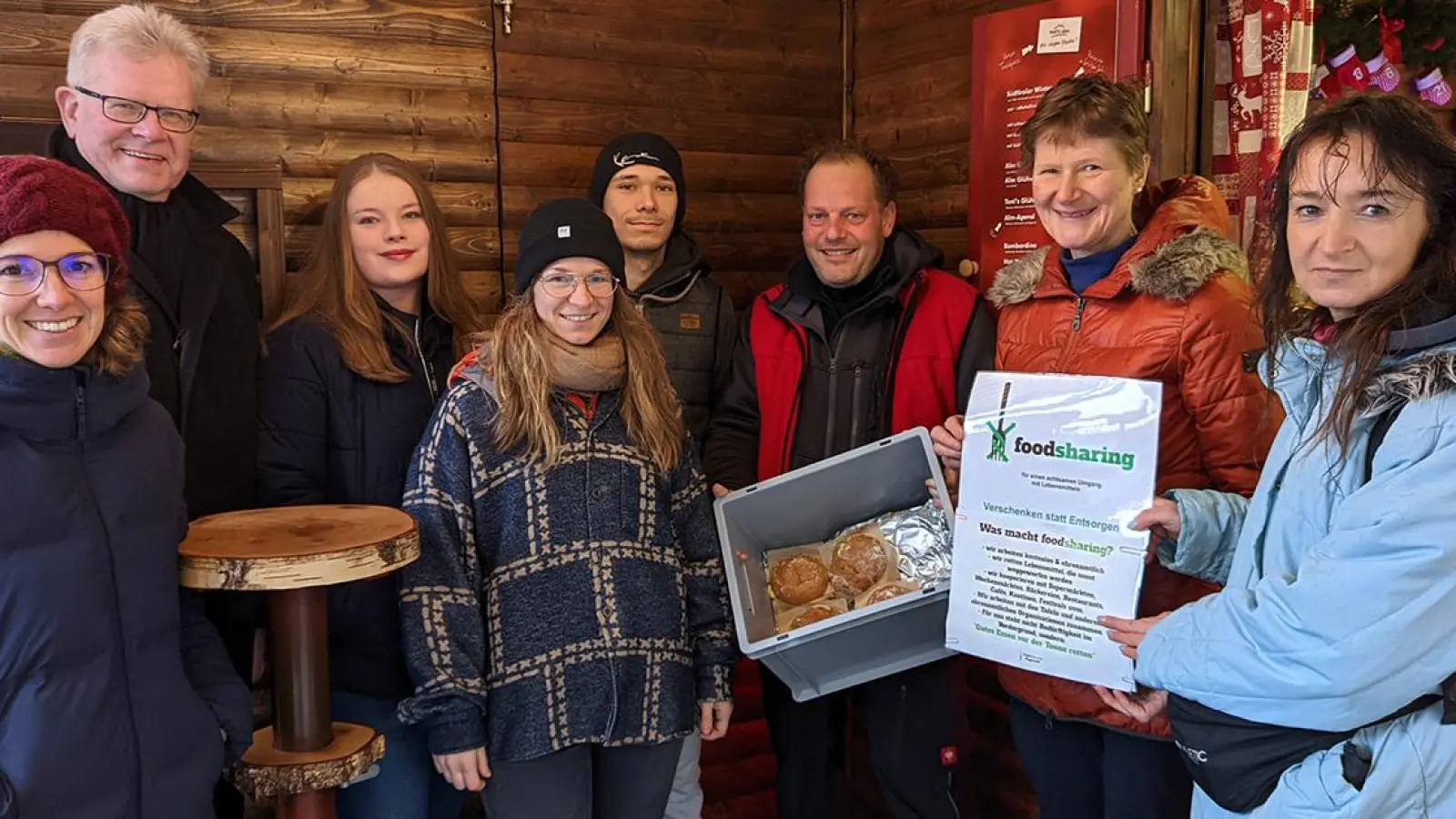 Jana Edlinger (Klimaschutzmanagerin ), OB Thomas Ebersberger, Melissa Rolzing (Marktmeisterin ), Nina Meides (Initiative Foodsharing), Jakob Degen (Bio-Fischzucht Degen aus Hollfeld), Toni Heussinger (Toni’s Alm), Doris Angermann &amp; Manuela Hertz von (Initiative Foodsharing). (Foto: red)