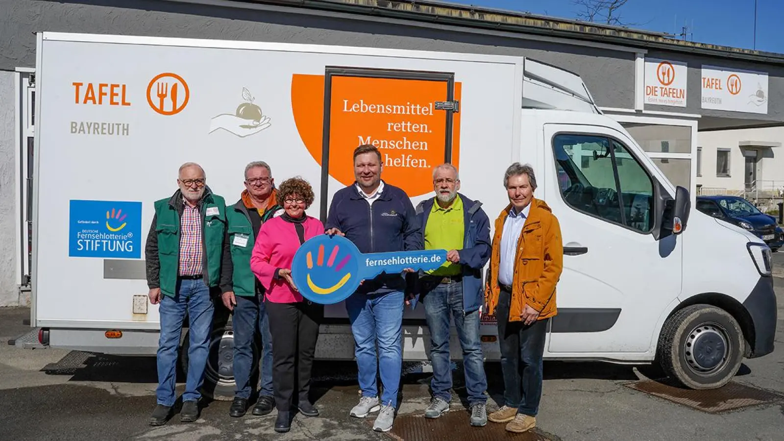 Von links: die beiden Tafel-Fahrer Bernd Wipfler und Reinhold, Tafel-Vorsitzende Ingrid Heinritzi-Martin, Stephan Masch, stellvertretender Tafel-Vorsitzender Klaus Meier-Harnecker und Tafel-Schatzmeister Manfred Kästle. (Foto: Dörfler)