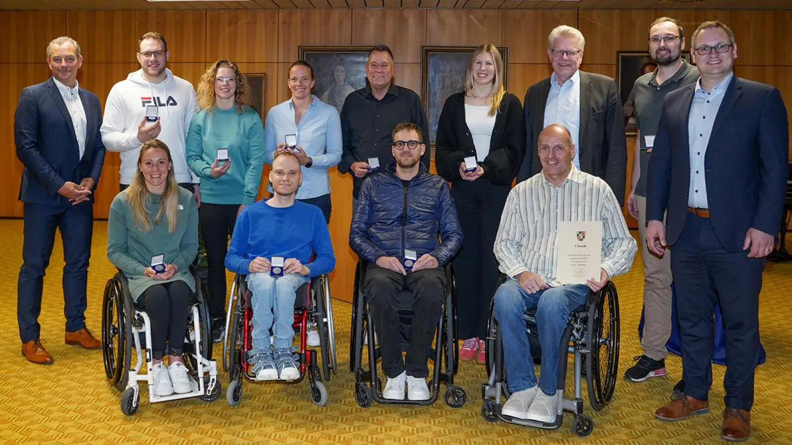 Das Team des RSV Bayreuth mit Sportamtsleiter Christian Möckel (li.), OB Thomas Ebersberger, Abteilungsleiter Sebastian Gillsch und 3. Bürgermeister Stefan Schuh (alle rechts). (Foto: Dörfler)