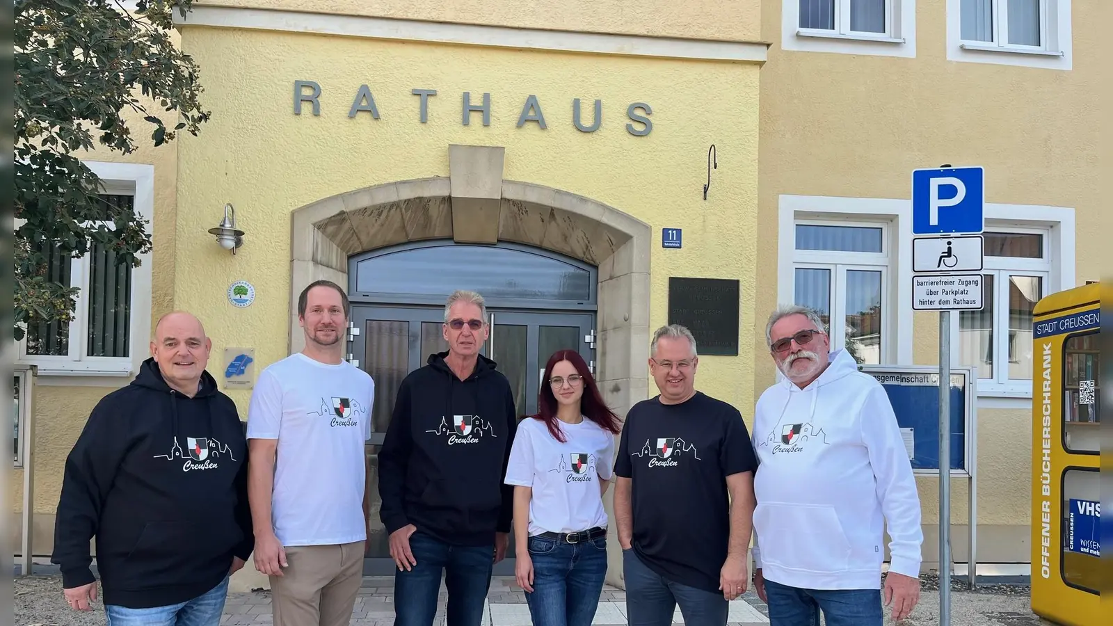 Jetzt gibt es Creußen auch zum Anziehen. Bürgermeister Martin Dannhäußer (2. v r.) ist begeistert.  (Foto: Stadt Creußen )