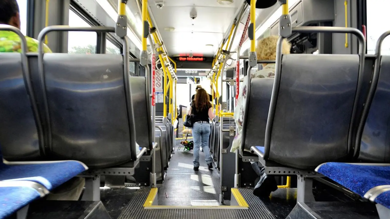 In einen Bayreuther Stadtbus hat eine Frau einen 12-jährigen Jungen angegriffen und verletzt. (Foto: pixabay/ArtisticOperations)