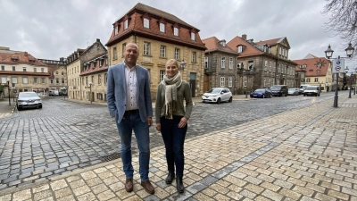 Stefan Seewald, Geschäftsführer der Oberfrankenstiftung und Verwaltungsmitarbeiterin Katrin Pausch vor der aktuellen Geschäftsstelle in der Friedrichstraße: Anfang 2024 erfolgt der Umzug in die Lisztstraße. (Foto: Lenkeit)