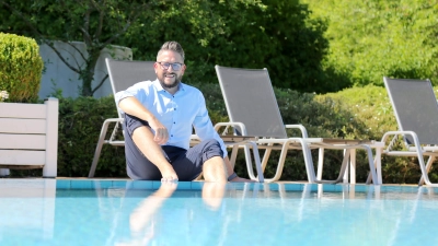 Die Füße im Wasser, die Wiedereröffnung im Blick: Thermenleiter Benjamin Beyer freut sich darauf, ab Samstag wieder Gäste in der Lohengrin Therme begrüßen zu können. (Foto: Stadtwerke Bayreuth)