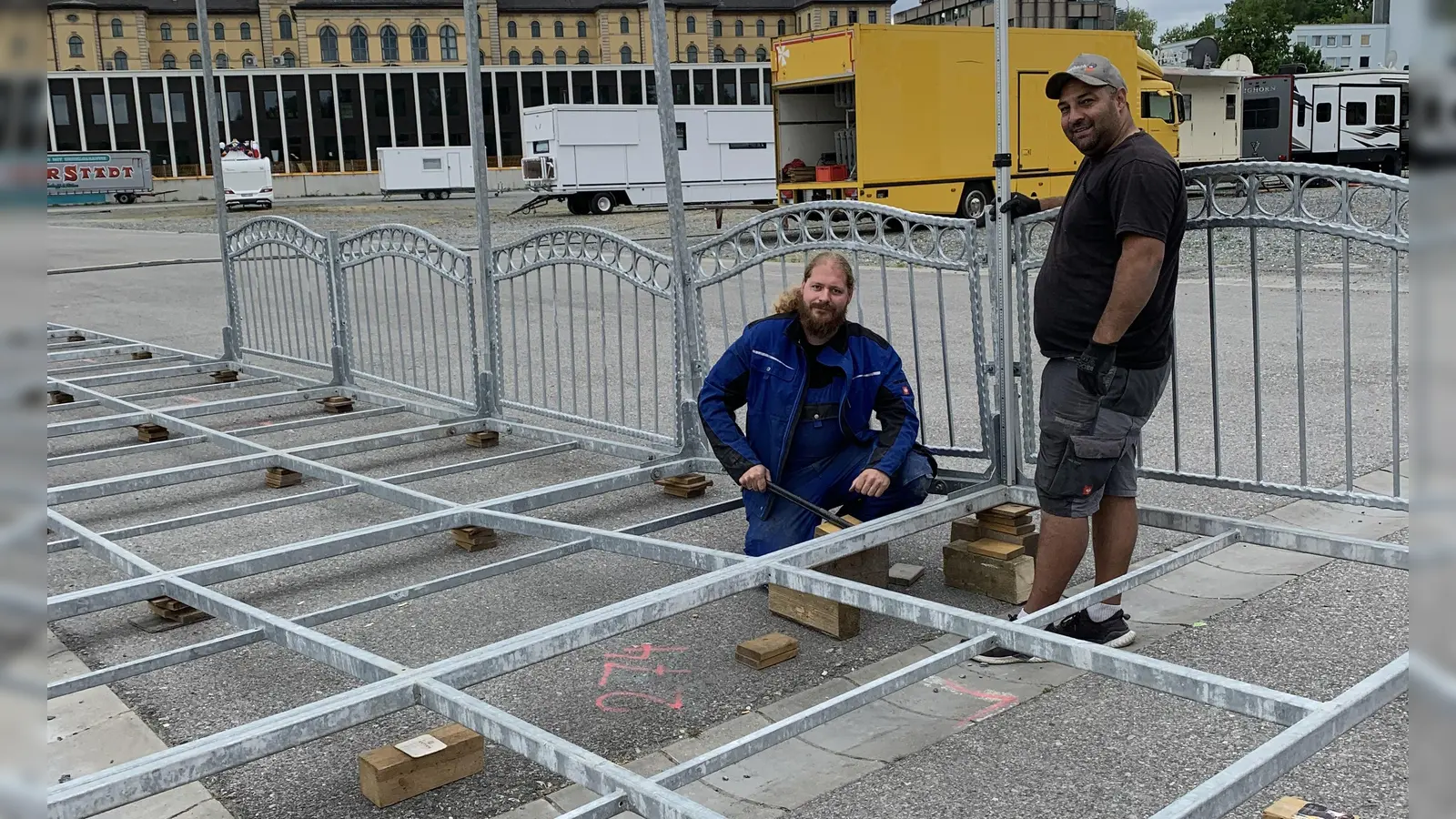 Bald beginnt das Bayreuther Volksfest - auf dem Volksfestplatz herrscht bereits großer Trubel.  (Foto: SH)