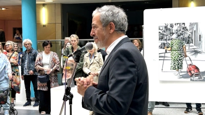 Kunstverein-Vorsitzender Jens Wagner bei der Begrüßung. Die Ausstellung wurde durch die finanzielle Unterstützung des Bayerischen Staatsministeriums für Wissenschaft und Kunst möglich.  (Foto: red )