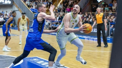 Dejan Kovacevic vom BBC Bayreuth (am Ball) im Duell mit dem Crailsheimer Daniel Keppeler. (Foto:  Eibner-Pressefoto/Nina Sander)