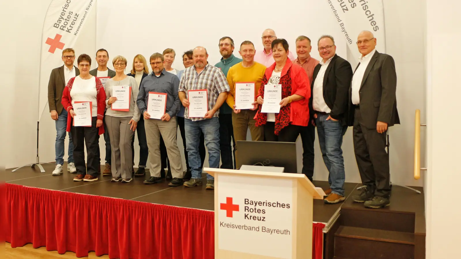 BRK-Vorsitzender Bayreuth Peter Herzing, BRK-Kreisgeschäftsführer Bayreuth Markus Ruckdeschel und Alexander Pscherer (Personalratsvorsitzender BRK Bayreuth). (Foto: Tobias Schif / BRK-Bayreuth)