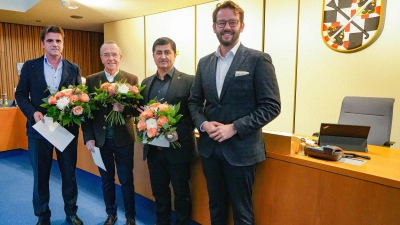 Oberbürgermeister Dr. Andreas Zippel überreichte an Halil Tasdelen, Dr. Stefan Sammet und Christian Wedlich (v. re.) die Dankurkunde für besondere Verdienste um die kommunale Selbstverwaltung.  (Foto: Stadt Bayreuth)
