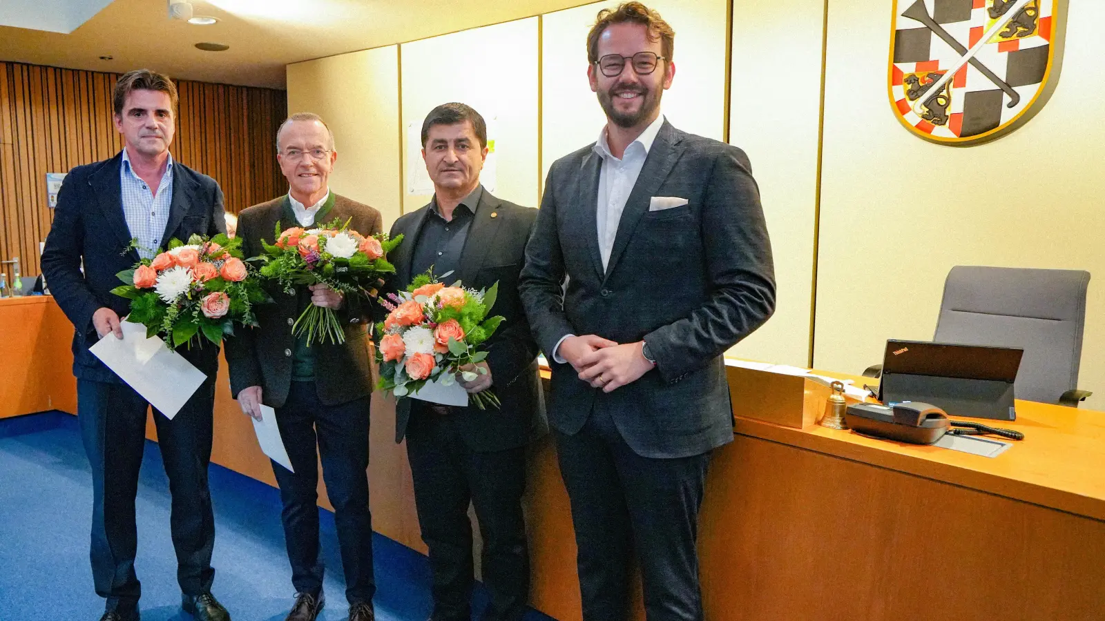 Oberbürgermeister Dr. Andreas Zippel überreichte an Halil Tasdelen, Dr. Stefan Sammet und Christian Wedlich (v. re.) die Dankurkunde für besondere Verdienste um die kommunale Selbstverwaltung.  (Foto: Stadt Bayreuth)