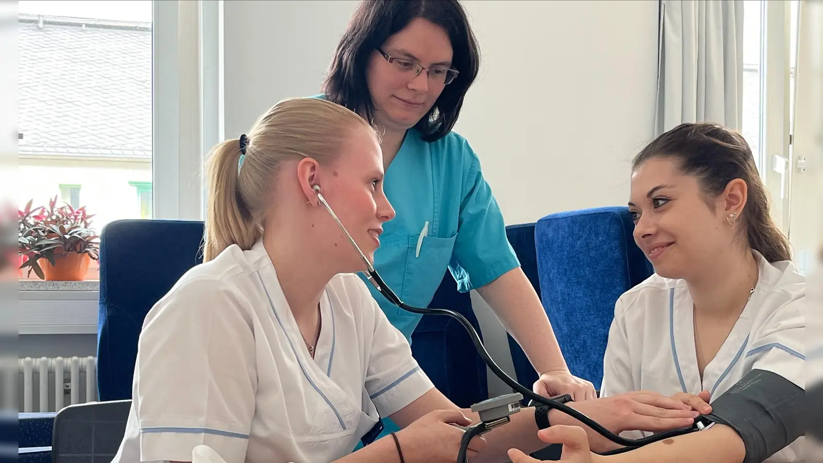 Tschechische Pflegeschüler waren zu Gast in den Gesundheitseinrichtungen des Bezirks Oberfranken und lernten die Pflege auf deutscher Seite kennen.  (Foto: Ulrike Sommerer)