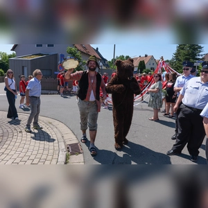 Der traditionelle Bärenumzug war am Sonntag der Höhepunkt der Bindlacher Bärenkerwa. (Foto: sd)