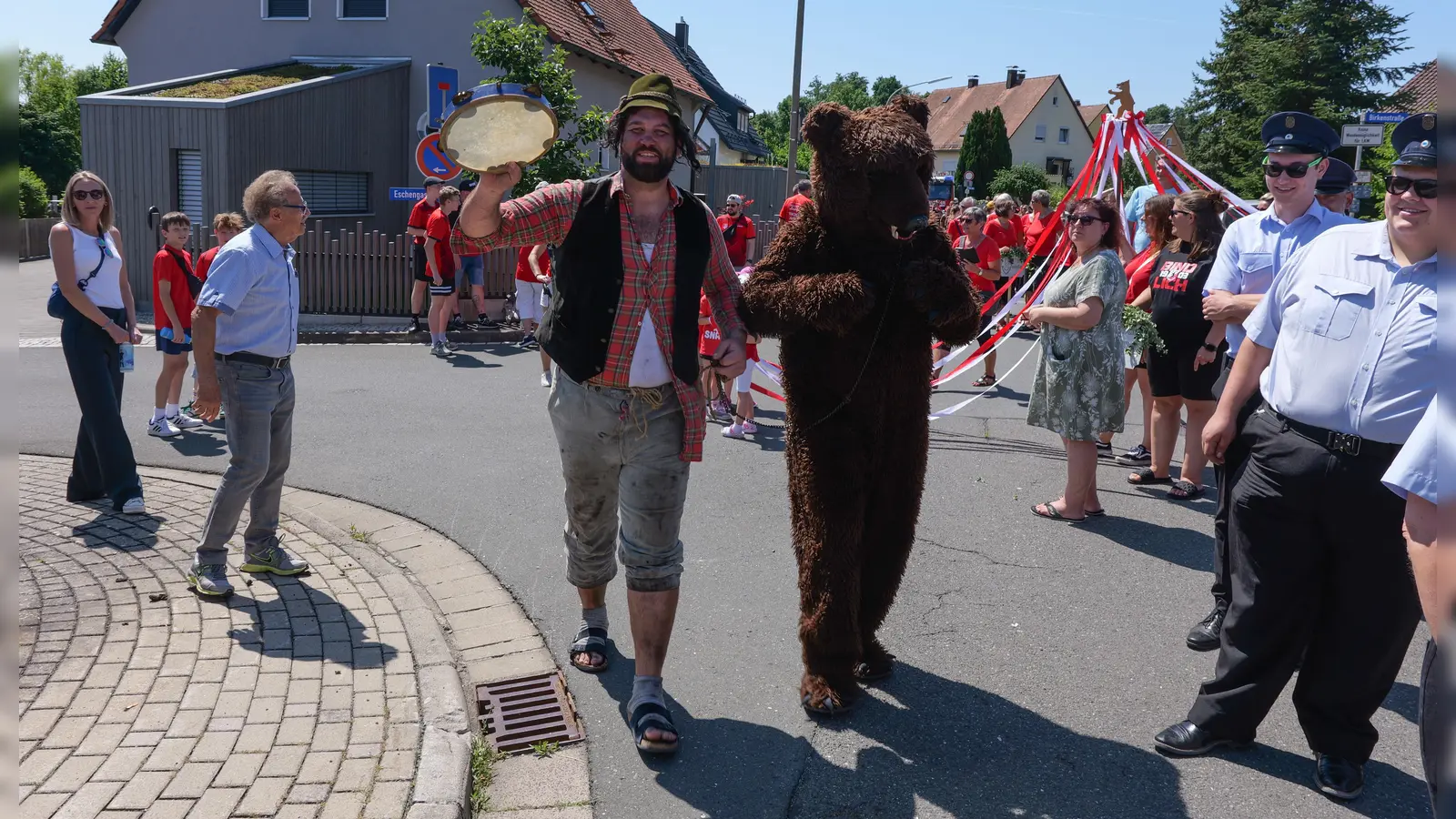 Der traditionelle Bärenumzug war am Sonntag der Höhepunkt der Bindlacher Bärenkerwa. (Foto: sd)