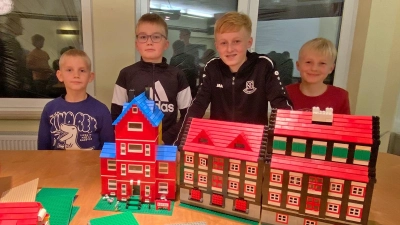 Von links: Die Legobaumeister Joel Vogt, Matheo Vogt, Philipp Kalunka und Moritz Kalunka. (Foto: Lenkeit)