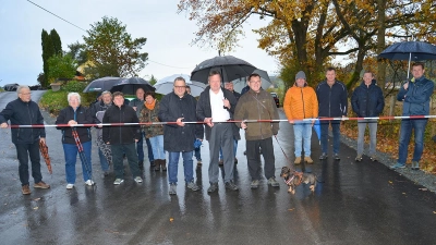 Bürgermeister Karl Lappe (Bildmitte) bei der symbolischen Übergabe der Straße. (Foto: Dieter Jenß)