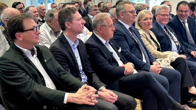 V.l.: MdL Franc Dierl, Landrat Florian Wiedemann, Bezirkstagspräsident Henry Schramm, Zweiter Bürgermeister Stefan Schuh, Stefanie Hellbach, Thomas Ebersberger und Martin Schöffel.  (Foto: gmu)